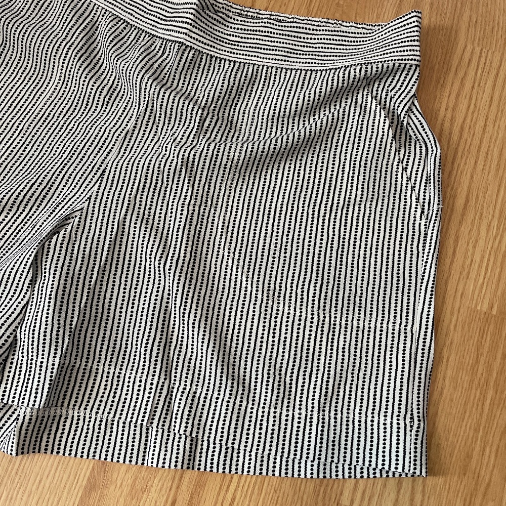 NWT Max Studio Light Weight Pull On Stretch Waist Black and White Shorts Size 1X - Picture 2 of 6